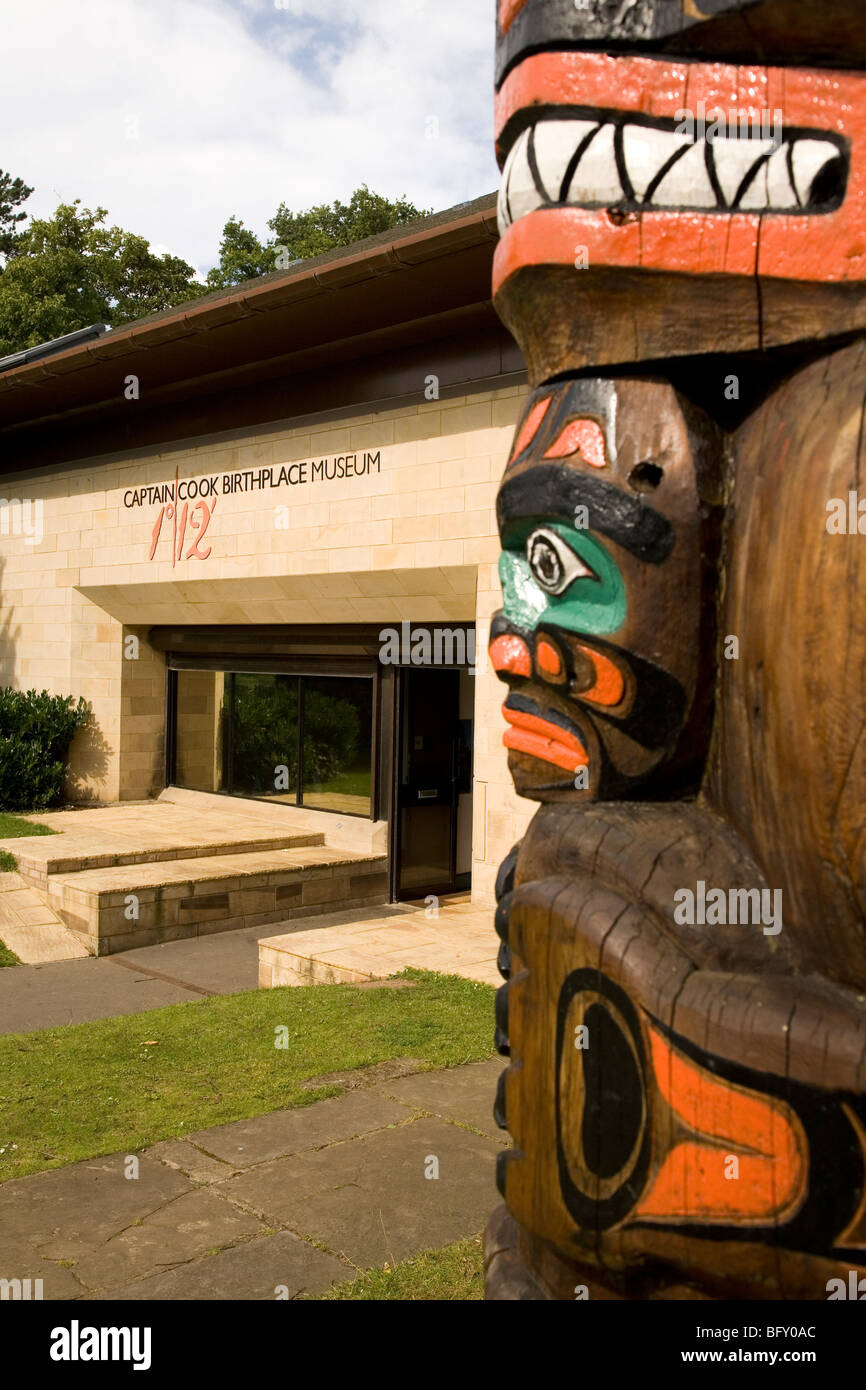 L'ingresso al Captain Cook Birthplace Museum a Marton in Cleveland, Inghilterra. Un totem pole sorge al di fuori del museo. Foto Stock