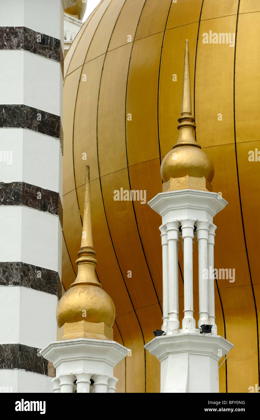 Dettagli dei minareti e cupola d'oro di Masjid Ubudiah, o Moschea reale di Ubudiah (1917), di Arthur Benison Hubback, Kuala Kangsar, Perak, Malesia Foto Stock