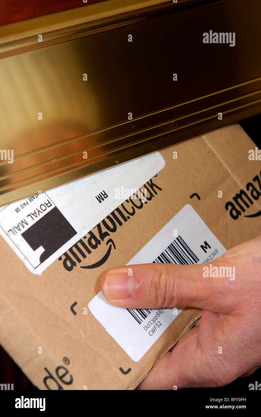 Generic colpo di un pacco di Amazon essendo ricevuti per illustrare internet shopping online Foto Stock
