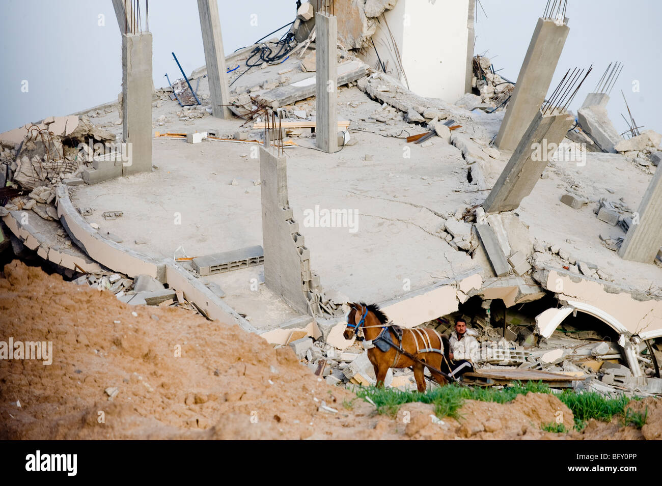 Edifici distrutti in Jabeliya dopo Israele il gennaio offensiva militare nel nord della Striscia di Gaza. Foto Stock