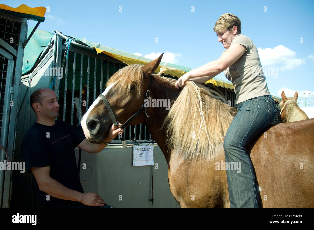 Cavallo è questa donna posizione scelta a treccia un cavallo di mane per mostrare a un Guascogna fiera agricola Foto Stock