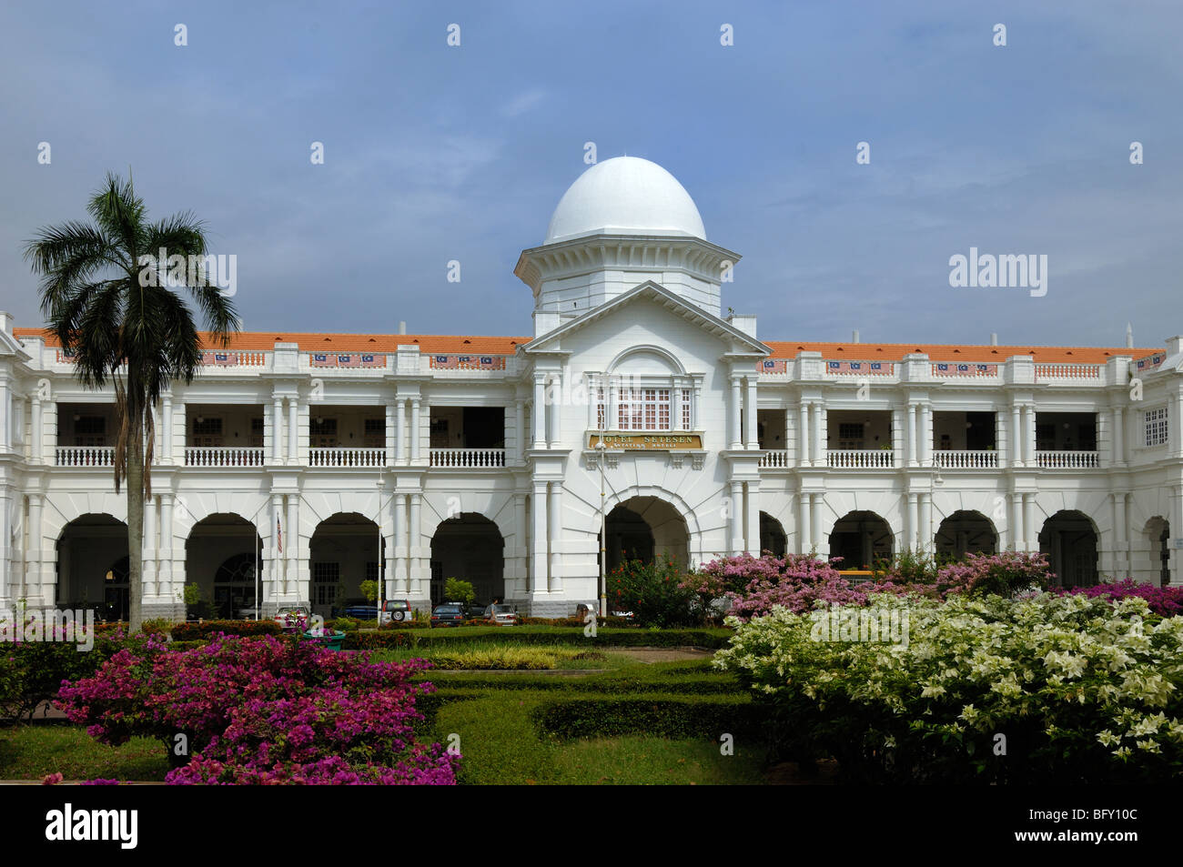 Ipoh Stazione ferroviaria Colonial-era stazione ferroviaria (1907), e Majestic Hotel, di Arthur Benison Hubbback, in stile moresco rivivale, Ipoh, Perak, Malesia Foto Stock