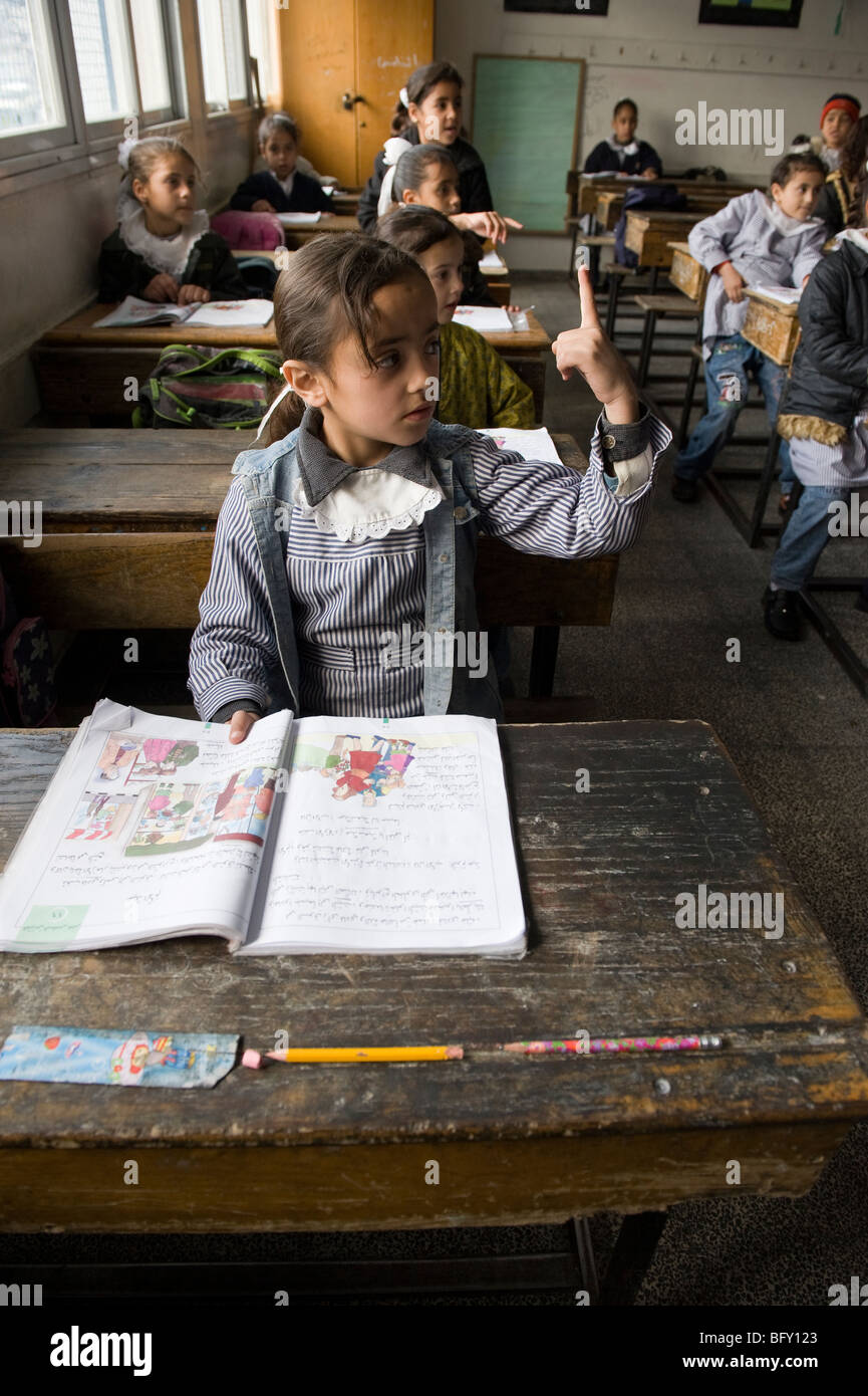Bambini palestinesi torna in classe presso la scuola UNRWA che ha riaperto dopo la guerra israeliana nella Striscia di Gaza, Gen 2009. Foto Stock