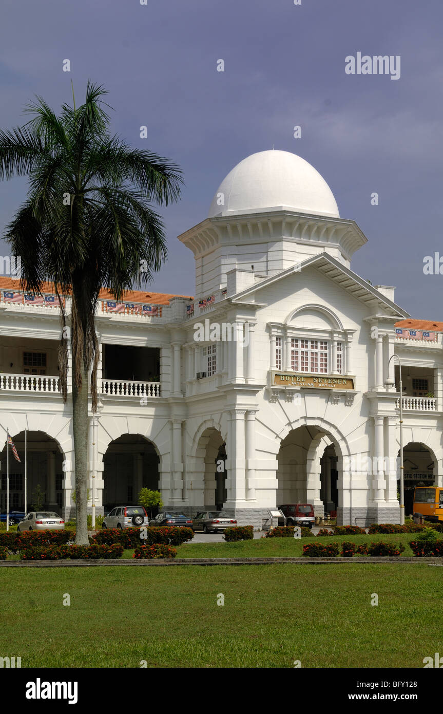 Ipoh Stazione ferroviaria Colonial-era stazione ferroviaria (1907), e Majestic Hotel, di Arthur Benison Hubbback, in stile moresco rivivale, Ipoh, Perak, Malesia Foto Stock