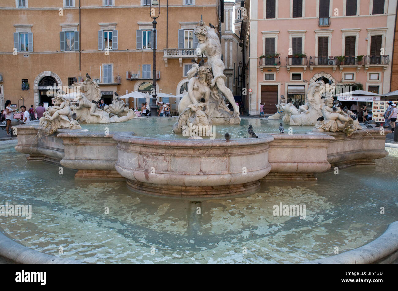 La fontana di Nettuno a Roma situato sul lato nord della Piazza Navona Foto Stock