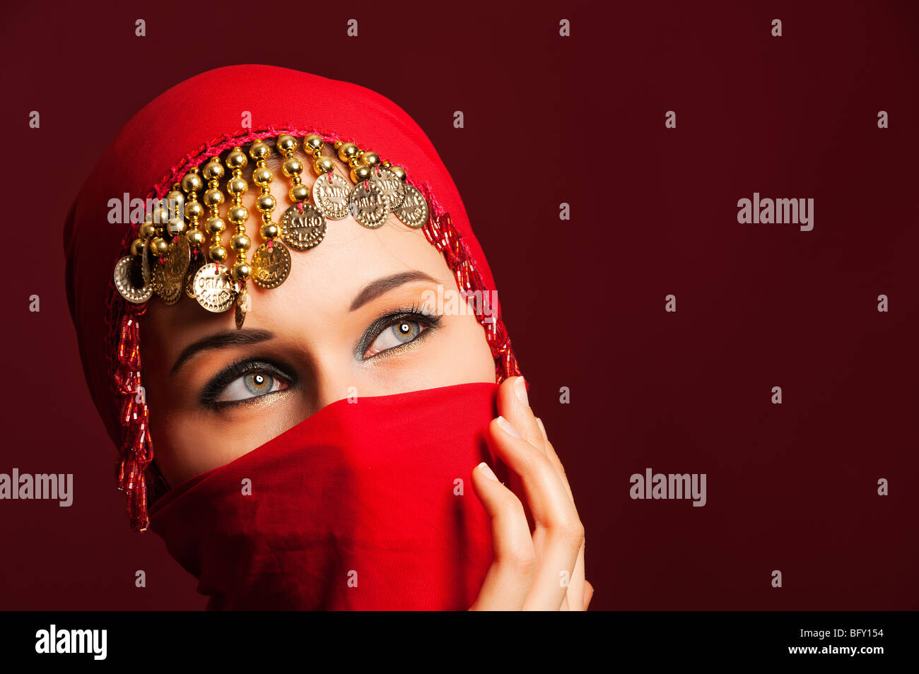 Una bella donna che indossa un rosso velo esotiche Foto Stock