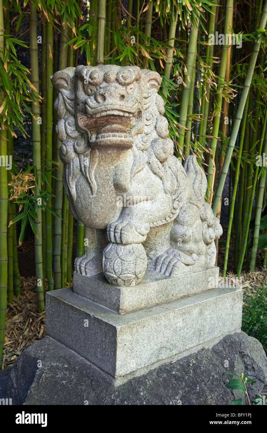 Custode cinese Lions con un fondale di bambù. Foto Stock
