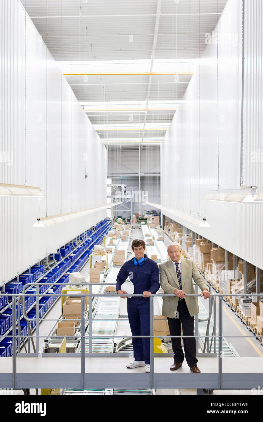 Workman e la borchia in deposito Foto Stock