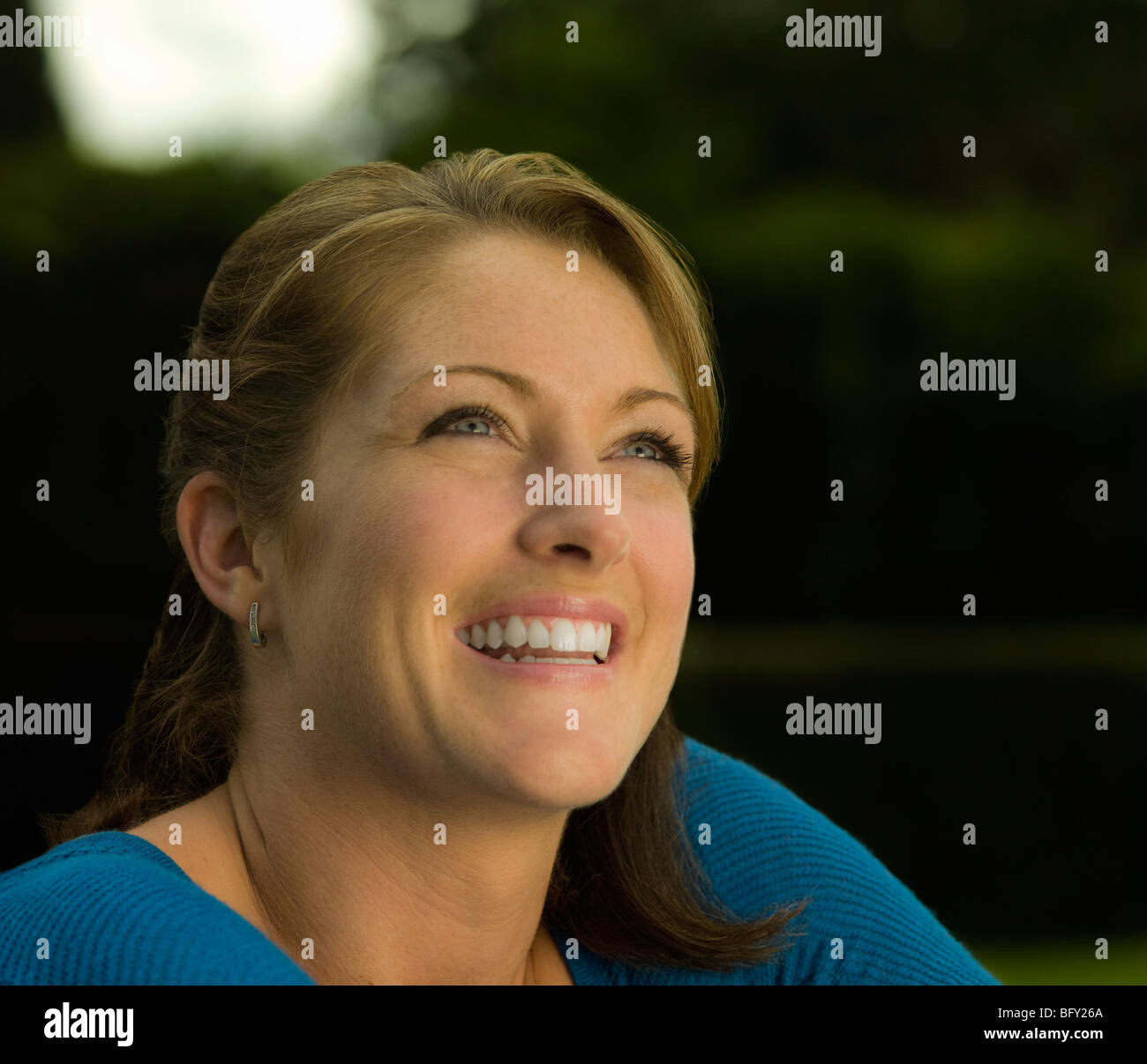 Ritratto di una donna sorridente al di fuori della fotocamera Foto Stock