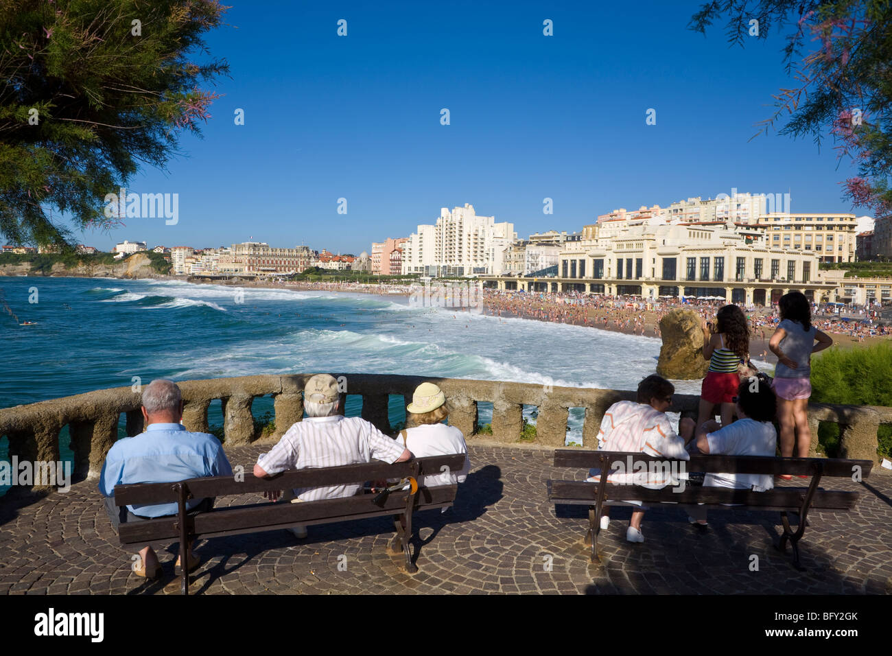 Prendere turistico nella suggestiva vista la Grande Plage, Biarritz, Pirenei Atlantiques, Aquitaine, Francia Foto Stock