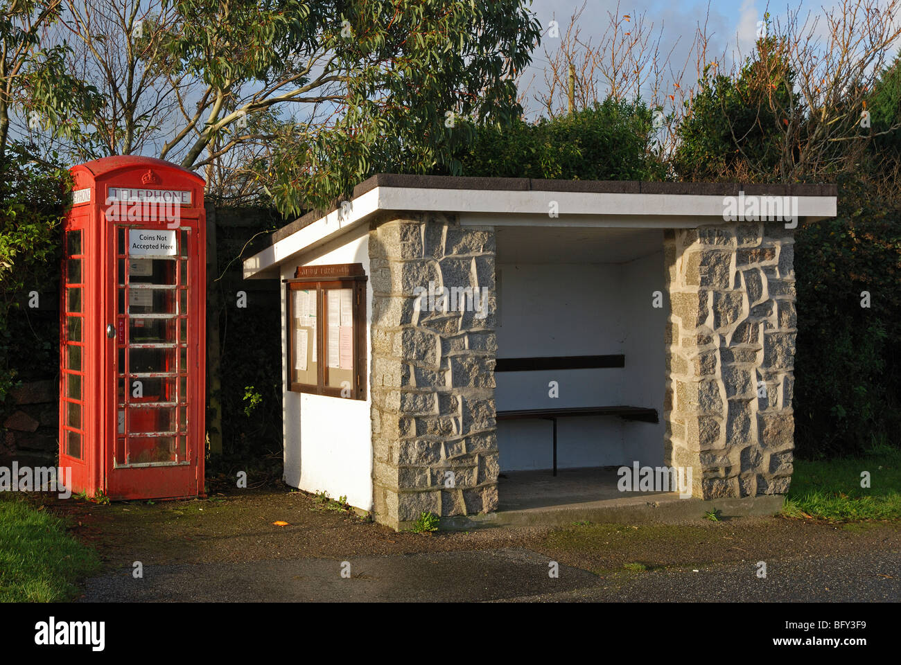 Una fermata degli autobus e la casella Telefono in rural cornwall, Regno Unito Foto Stock