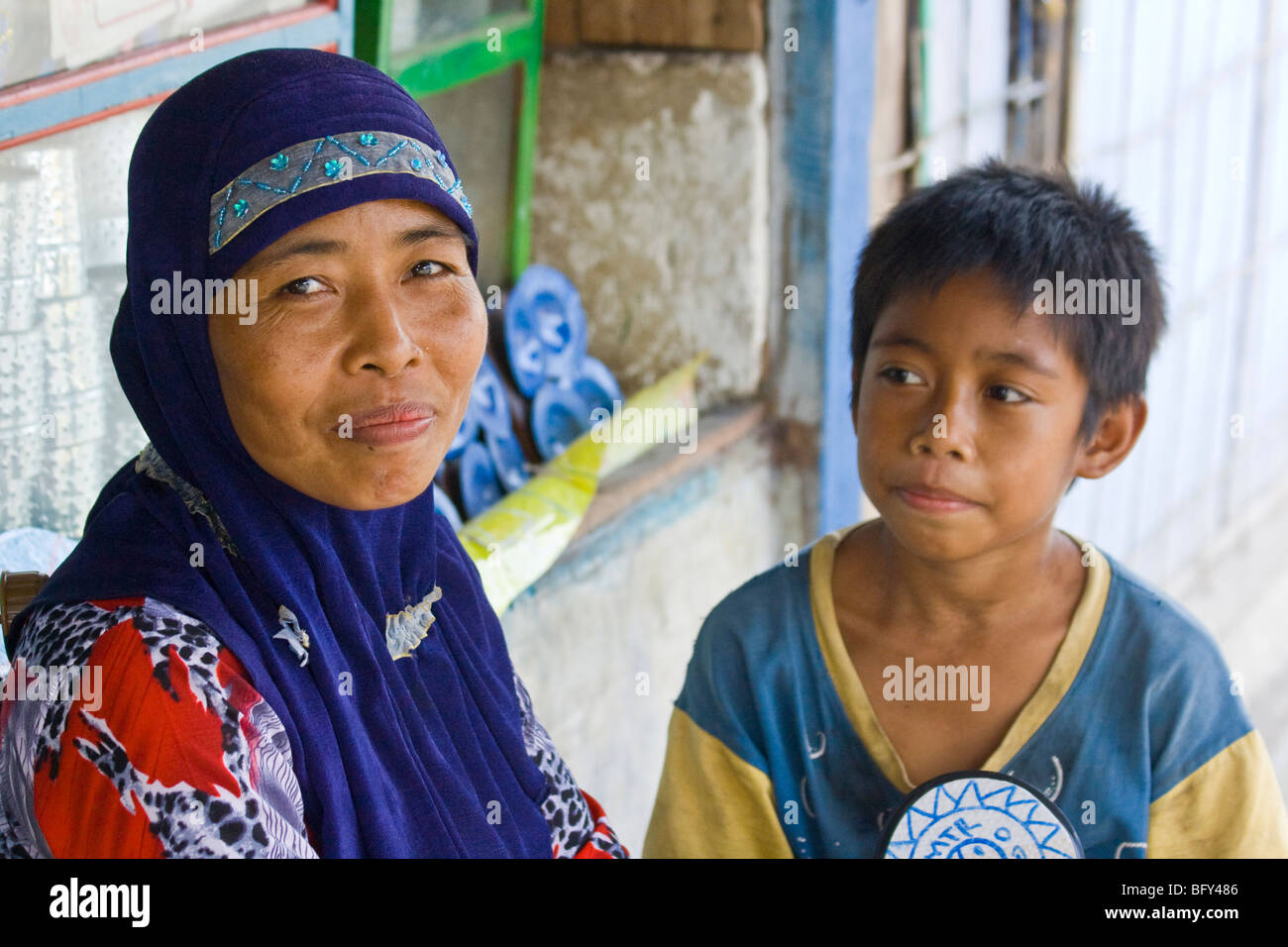 Musulmani madre e figlio in Sengiggi sull Isola di Lombok in Indonesia Foto Stock