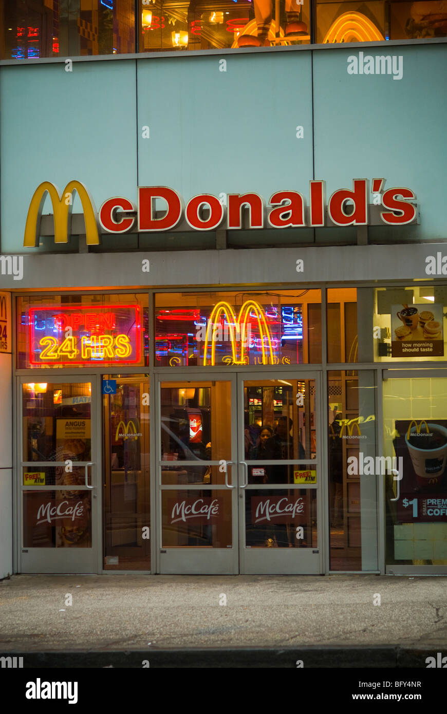 McDonald's ristorante nel centro di Manhattan a New York il Mercoledì, Novembre 25, 2009. (© Richard B. Levine) Foto Stock