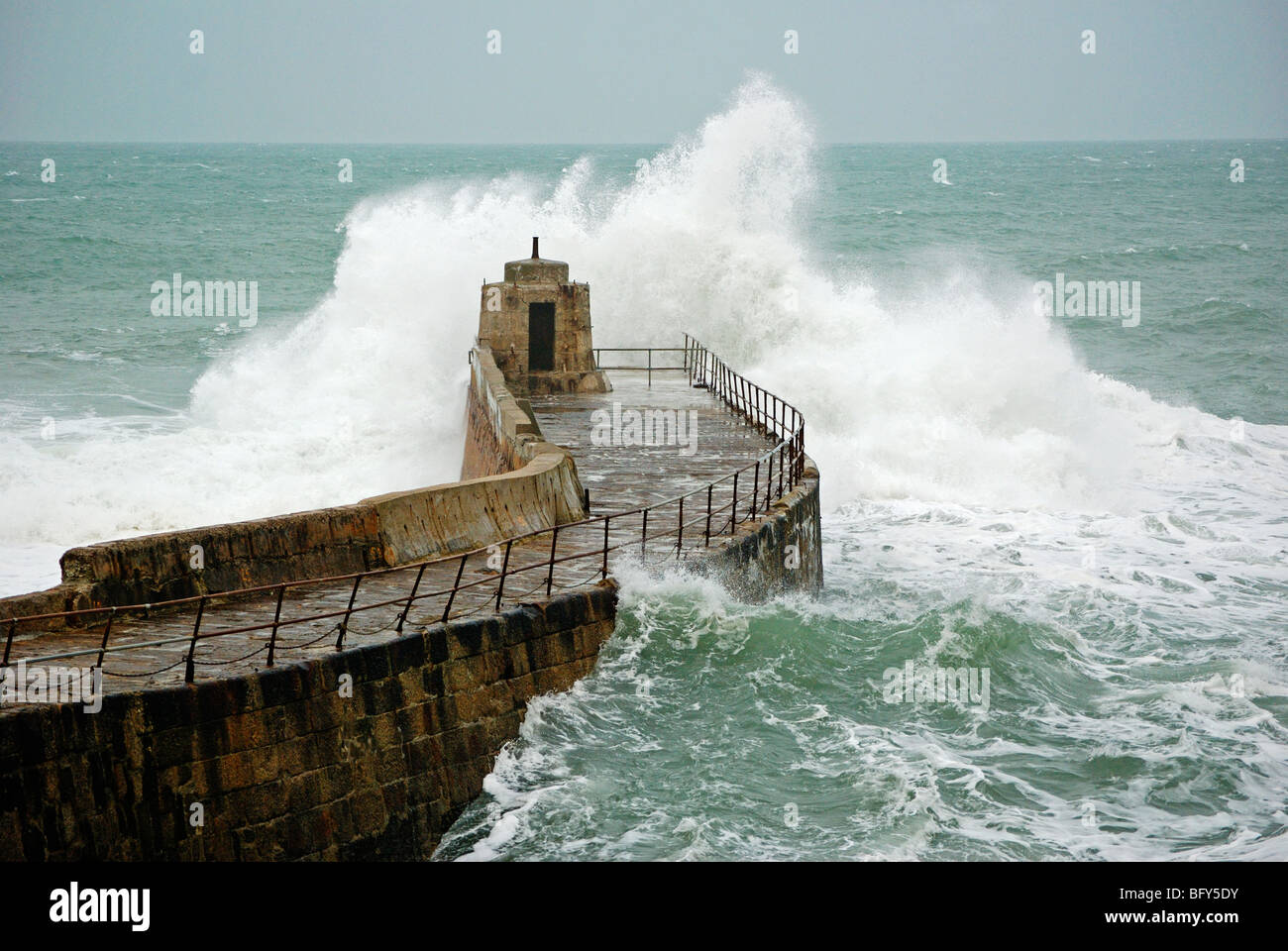Un mare tempestoso a portreath in cornwall, Regno Unito Foto Stock