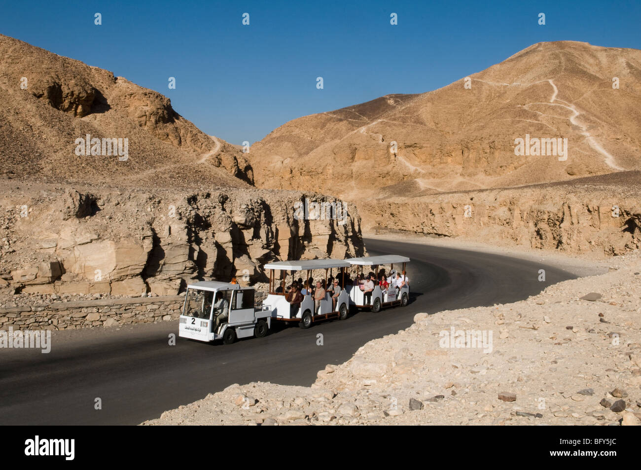 Treno turistico a Valle dei Re nei pressi di Luxor in Egitto Foto Stock