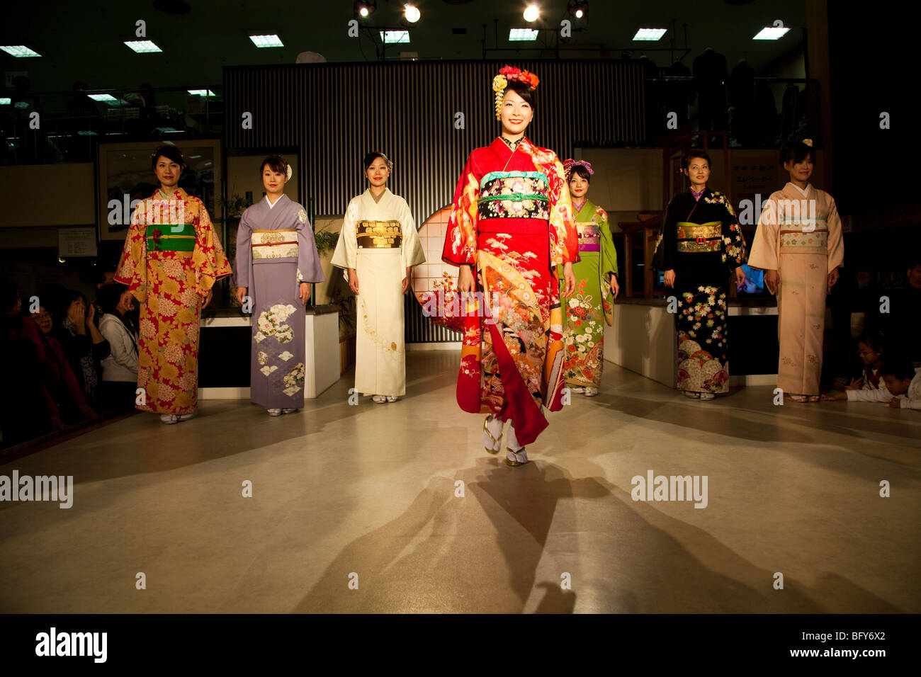 Kimono Show a Nishijin tessili Foto Stock