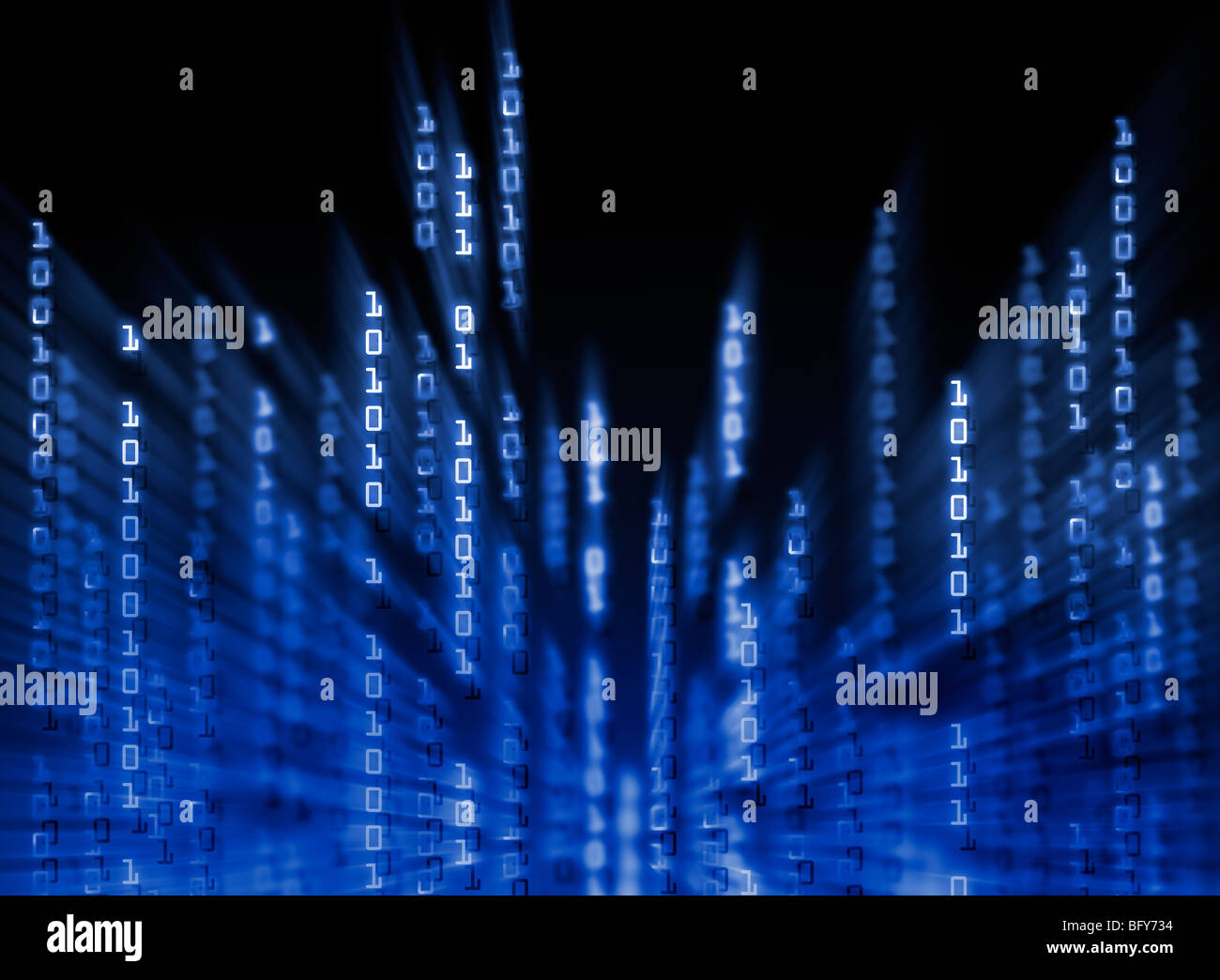 Incandescente codice binario cifre di dati che scorre sul display del computer Foto Stock