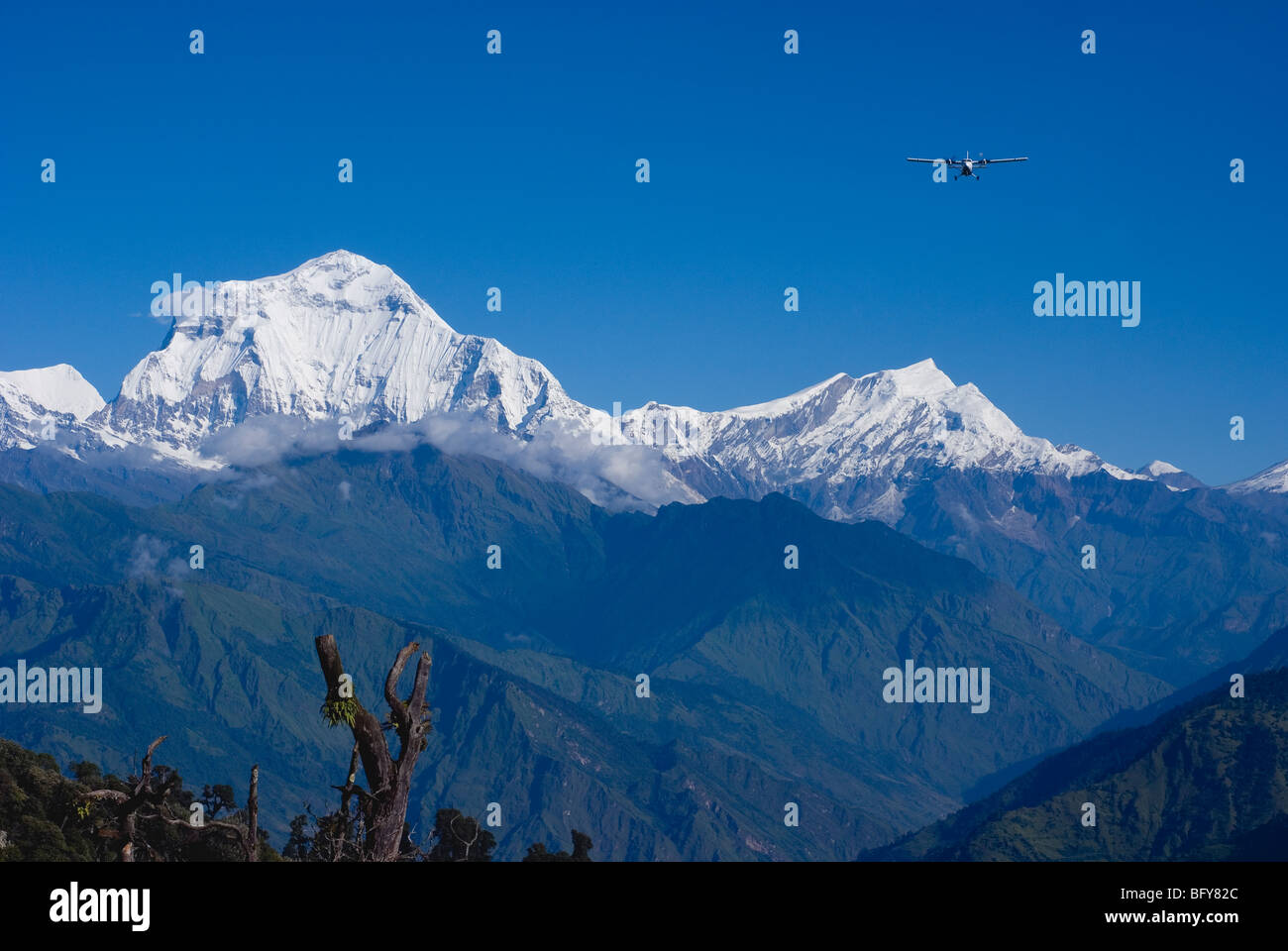 L'aereo ha volato dal picco di montagna Foto Stock