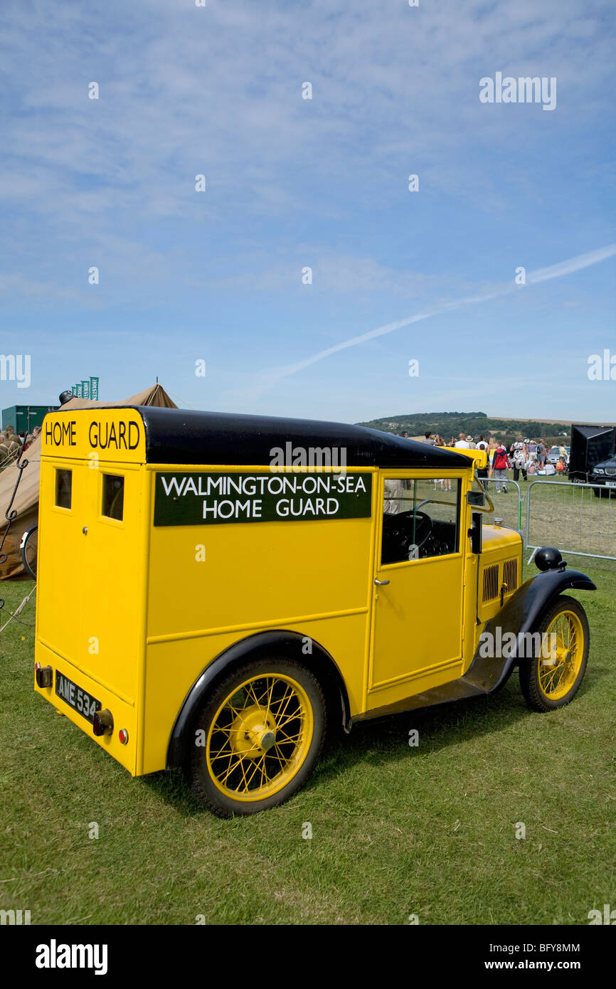 Il furgone della Guardia Casa gialla di Walmington-on-Sea parcheggiò all'airshow all'aeroporto di Shoreham, Sussex, Inghilterra Foto Stock