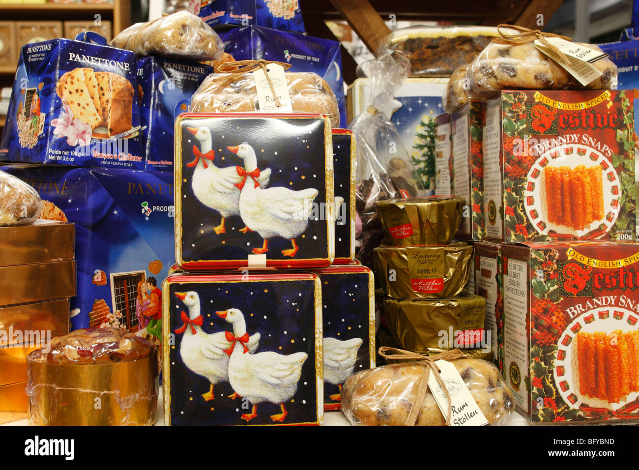Gastronomia natalizia, il brandy scatta, panettone, rum stollen Foto Stock