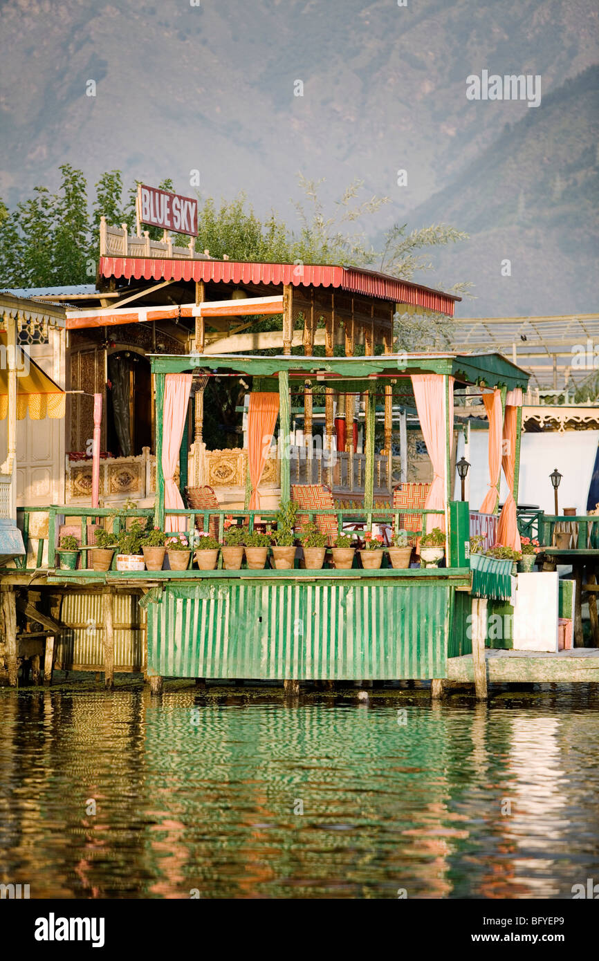 Casa Tradizionale barca su dal lago in Srinagar Kashmir, India. Foto Stock