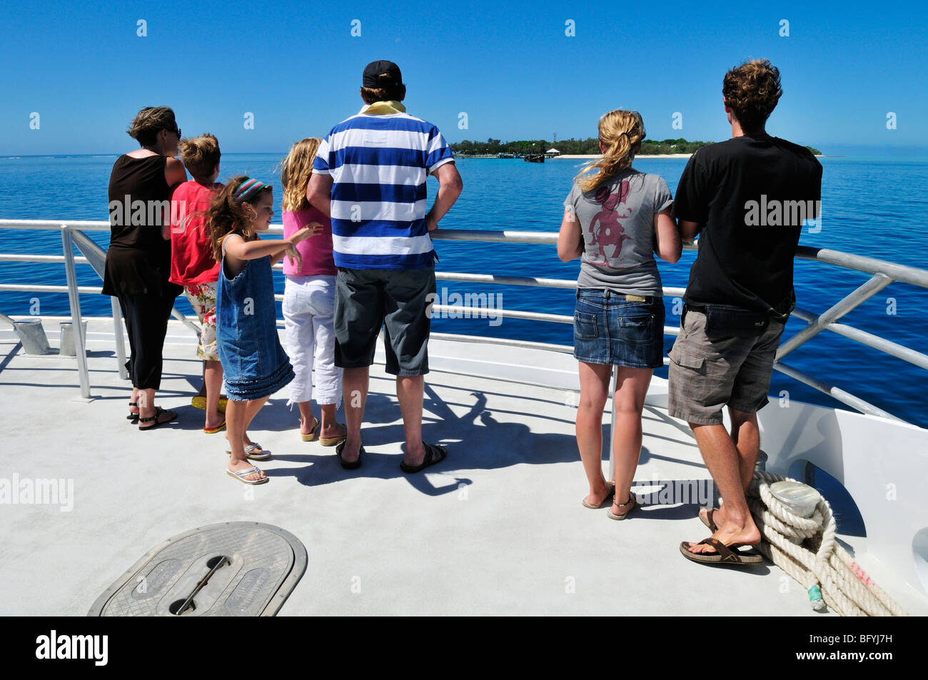 Persone su una barca si avvicina l'Isola Heron, Capricornia Cays National Park, della Grande Barriera Corallina, Queensland, Australia Foto Stock