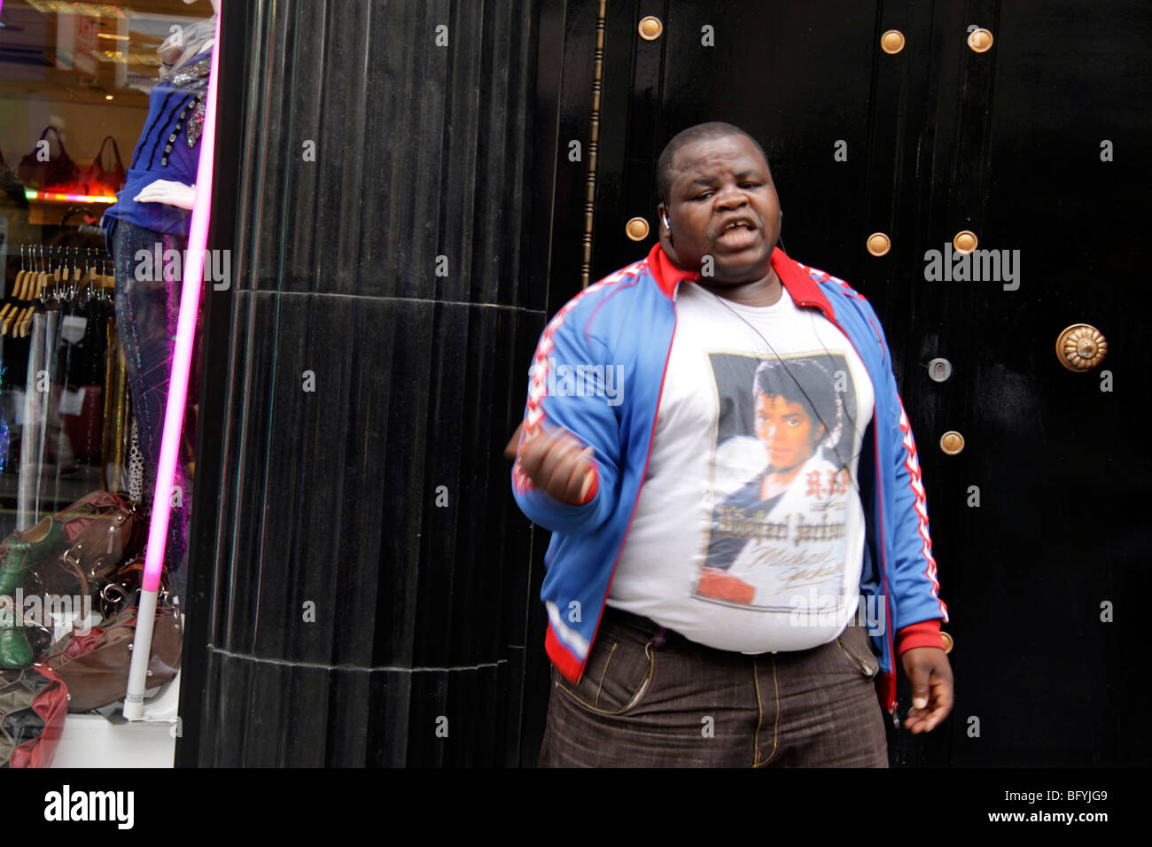 Michael Jackson fan musicista di strada a Londra, in Oxford Street subito dopo la morte di cantanti in 2009 Foto Stock