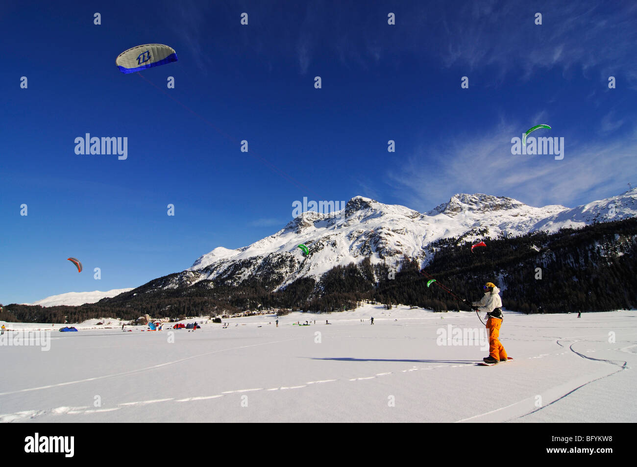 Snowkiting, lago di Silvaplana, St Moritz, Canton Grigioni, Svizzera, Europa Foto Stock