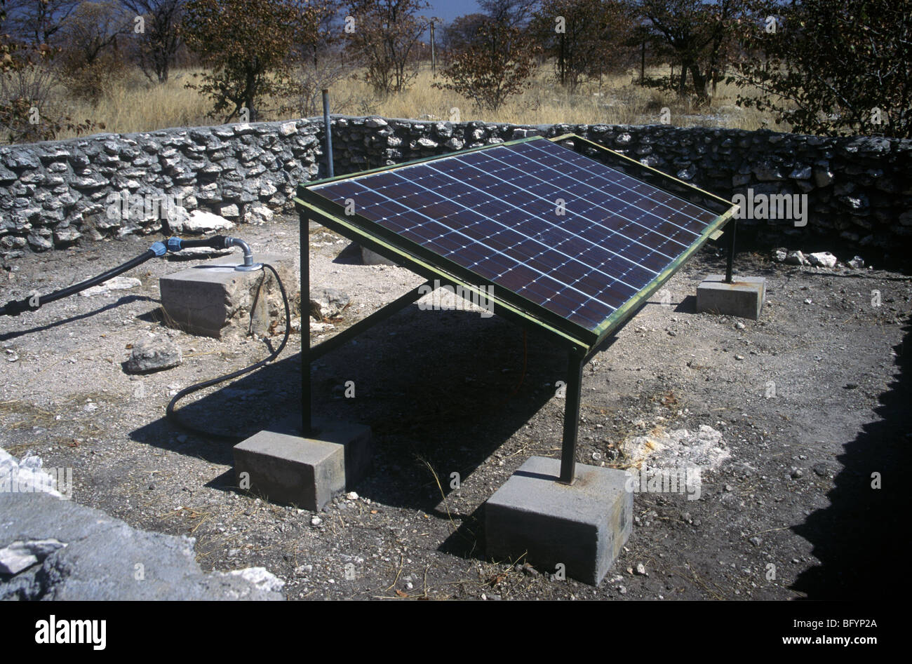 Energia solare pompa del foro di trivellazione nel Deserto Namibiano Foto Stock