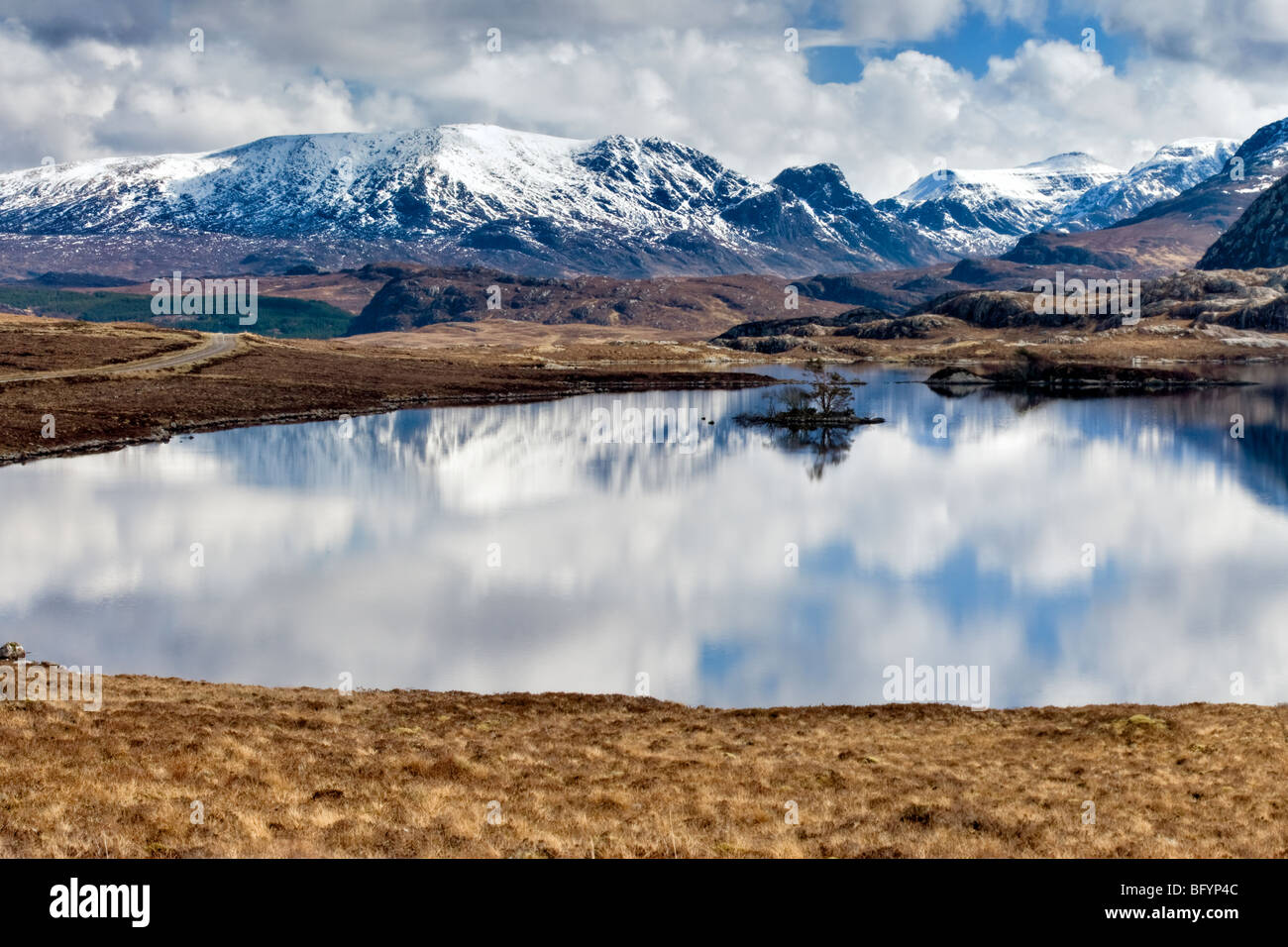 Un inverno montagna innevata scena riflessa in Loch Tollaidh vicino a Poolewe e Gairloch, Wester Ross, Scozia Foto Stock