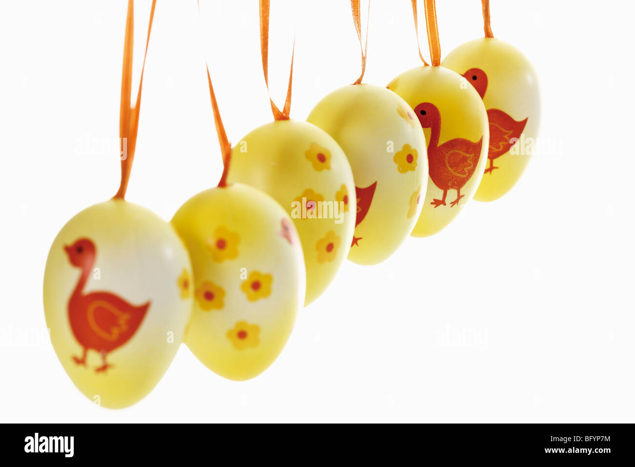 Abilmente dipinto di uova di Pasqua appesi da nastri Foto Stock