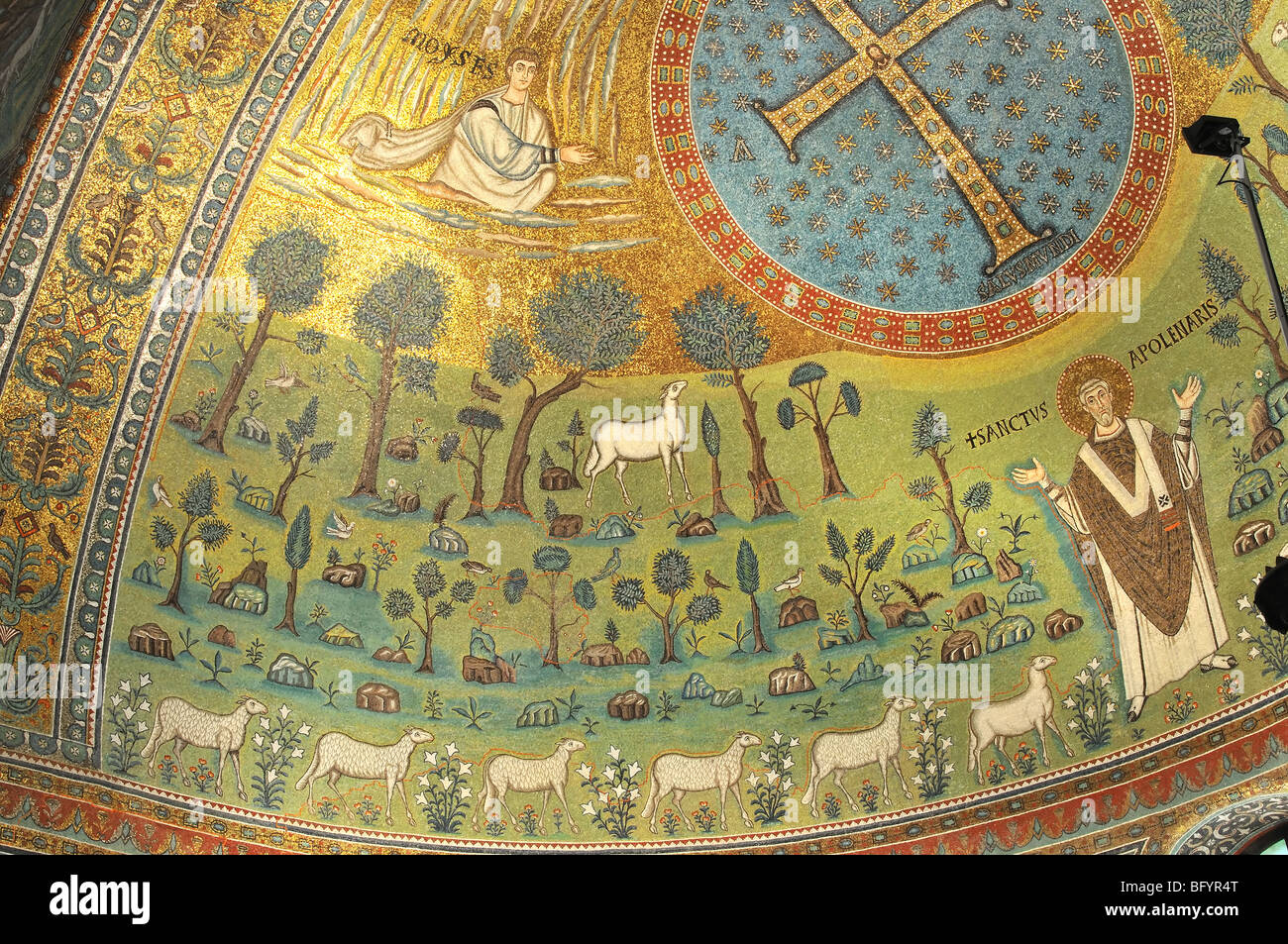 Un anno 1500 antico mosaico di San Apollinare e il suo gregge in un UNESCO di cui coro. Mosè Guarda in cielo Foto Stock