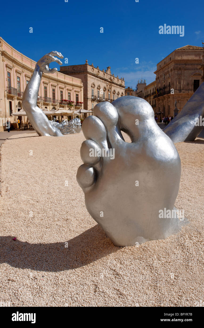 "Il risveglio' a 70 ft scultura aluminuim scultura di Seward Johnson - piazza del Duomo, Siracusa ( Siracusa) , Sicilia Foto Stock