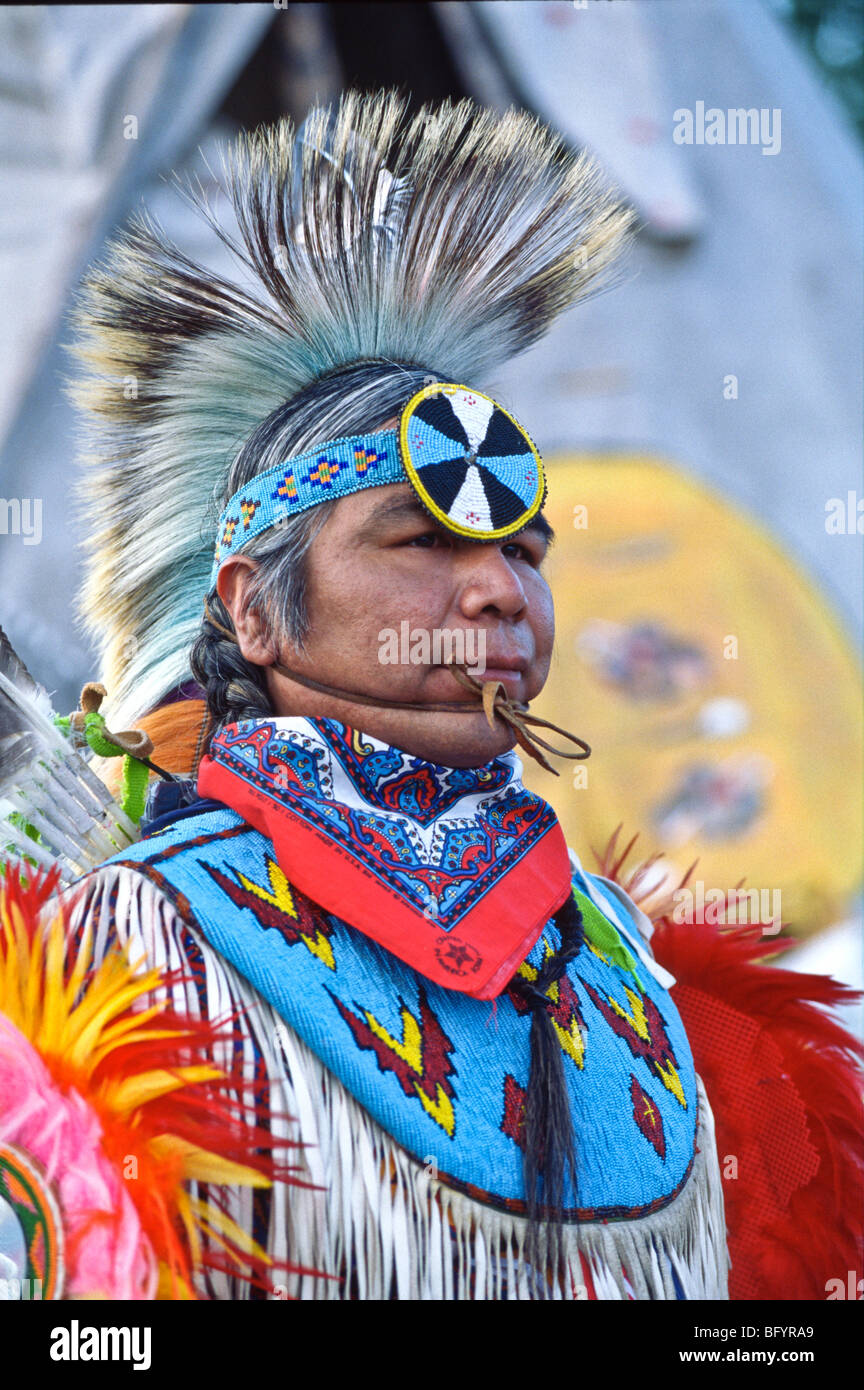 Stati Uniti d'America,Native American uomo maturo indossando abiti cerimoniali di fronte Teepee Foto Stock
