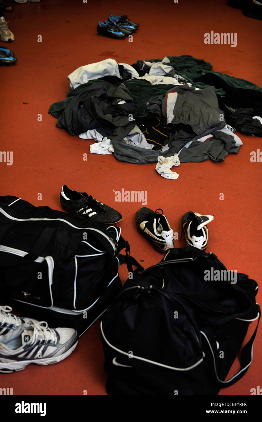 Un calciatori spogliatoio con kit di sporchi impilati sul pavimento REGNO UNITO Foto Stock