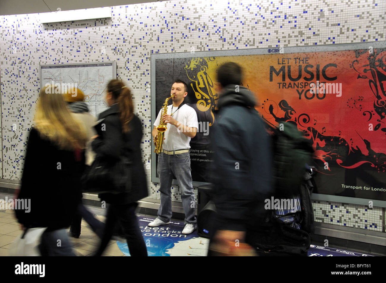 Busker in stazione metropolitana Canary Wharf, Canary Wharf, London, England, Regno Unito Foto Stock