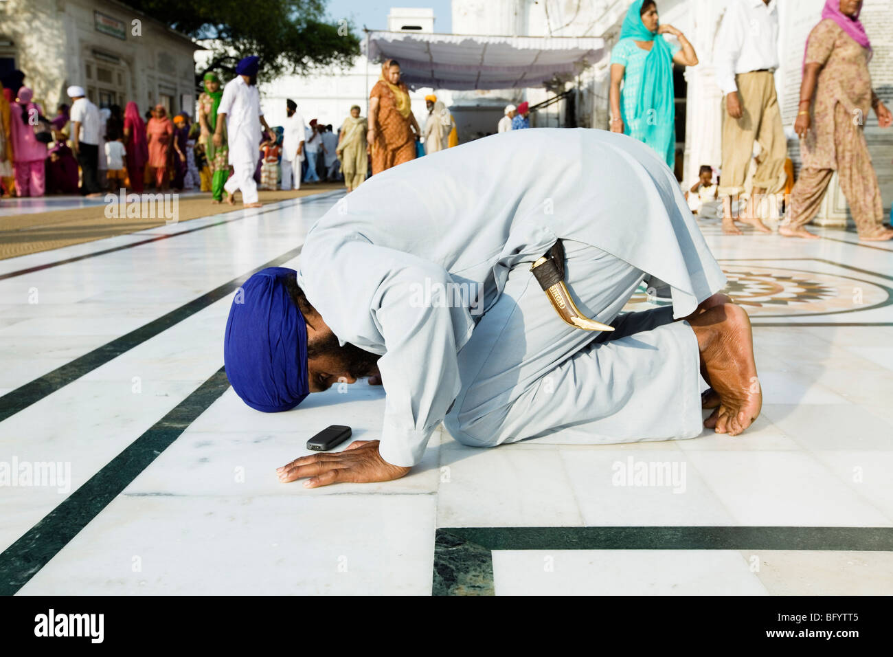 Pellegrino pregando nel tempio d'oro, Amritsar e India. Foto Stock