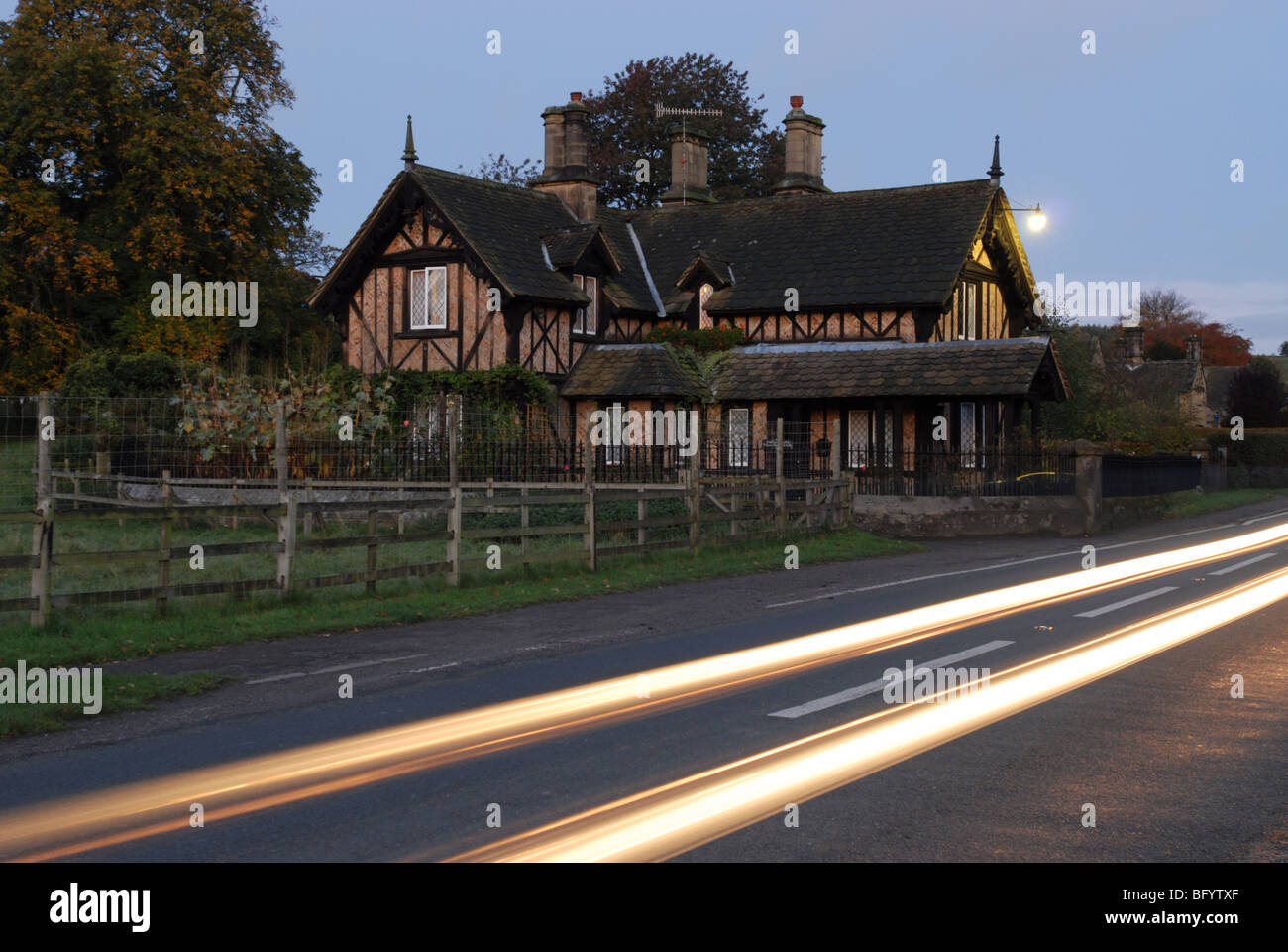 Casa porta la mattina presto all'entrata a Chatsworth Park Derbyshire Peak District Foto Stock