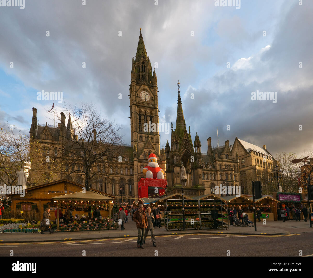 Mercato tedesco di Natale, Manchester Town Hall e Albert Square Greater Manchester Inghilterra England Foto Stock