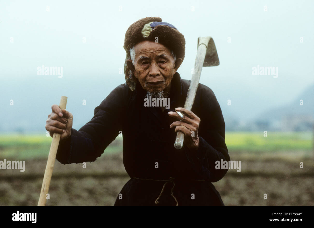 Ritratto di agricoltore Cinese nei suoi campi vicino a Kaili,Cina Foto Stock
