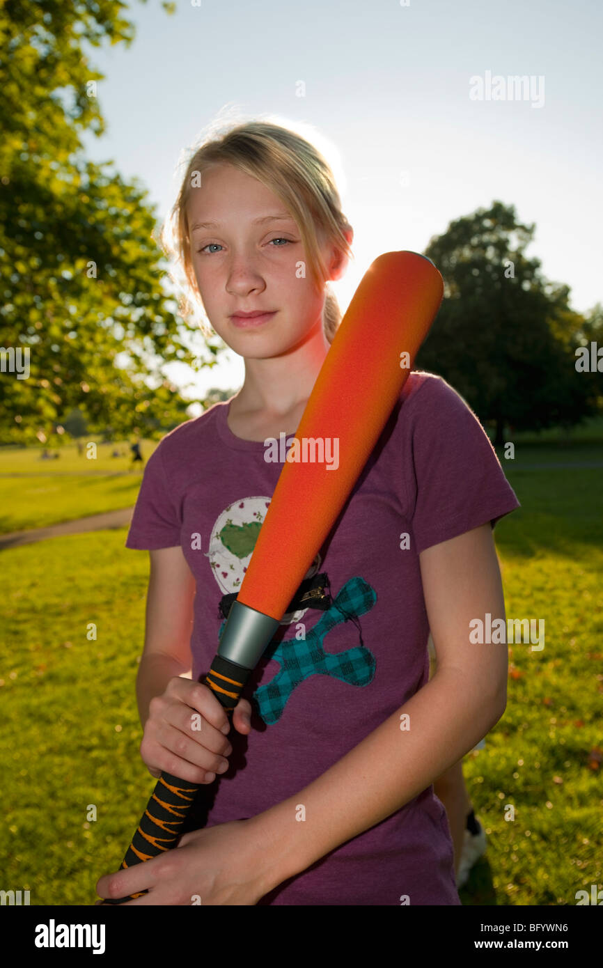 Ragazza con softball bat Foto Stock