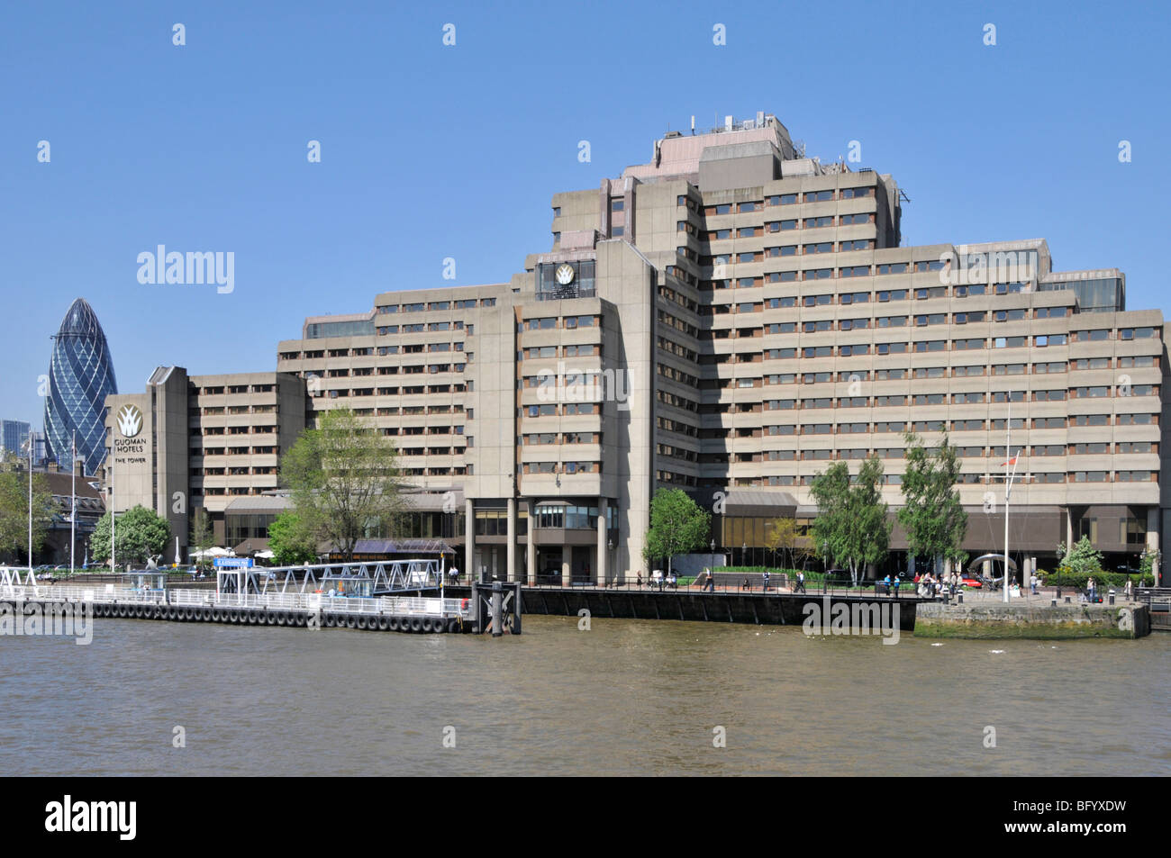 Guoman Tower Hotel originariamente noto come la Torre Thistle Hotel con il Gherkin blocco uffici nella città di Londra Foto Stock