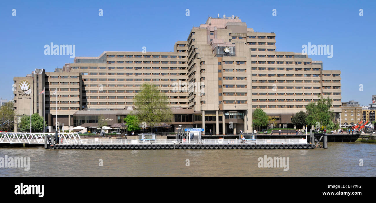 Hotel sul mare della Guoman Tower originariamente conosciuto come Tower Thistle Hotel con molo di St Katharine sul Tamigi a Tower Hamlets East London Inghilterra Regno Unito Foto Stock