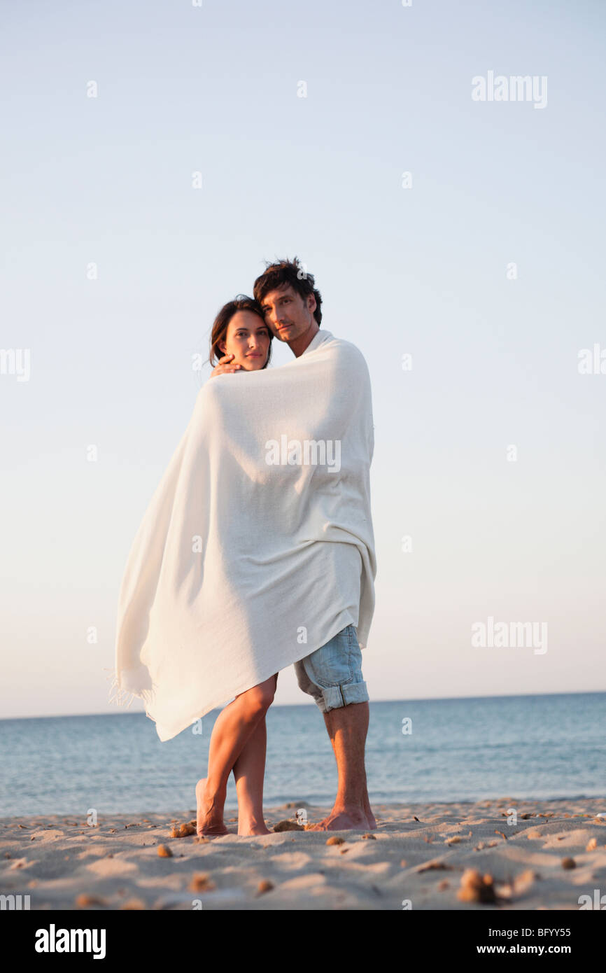 Giovane coccolati fino in telo da spiaggia Foto Stock