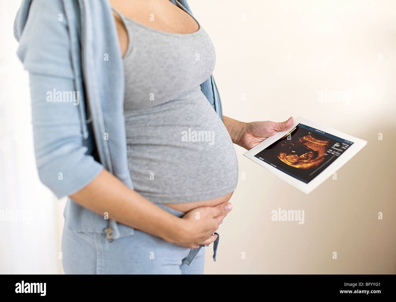 Donna incinta holding sonogram Foto Stock