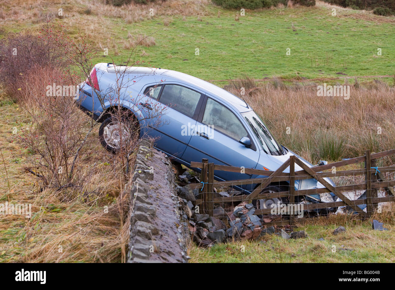 Una vettura che si è schiantato fuori strada in acque di esondazione Near Keswick, Cumbria, Regno Unito. Foto Stock