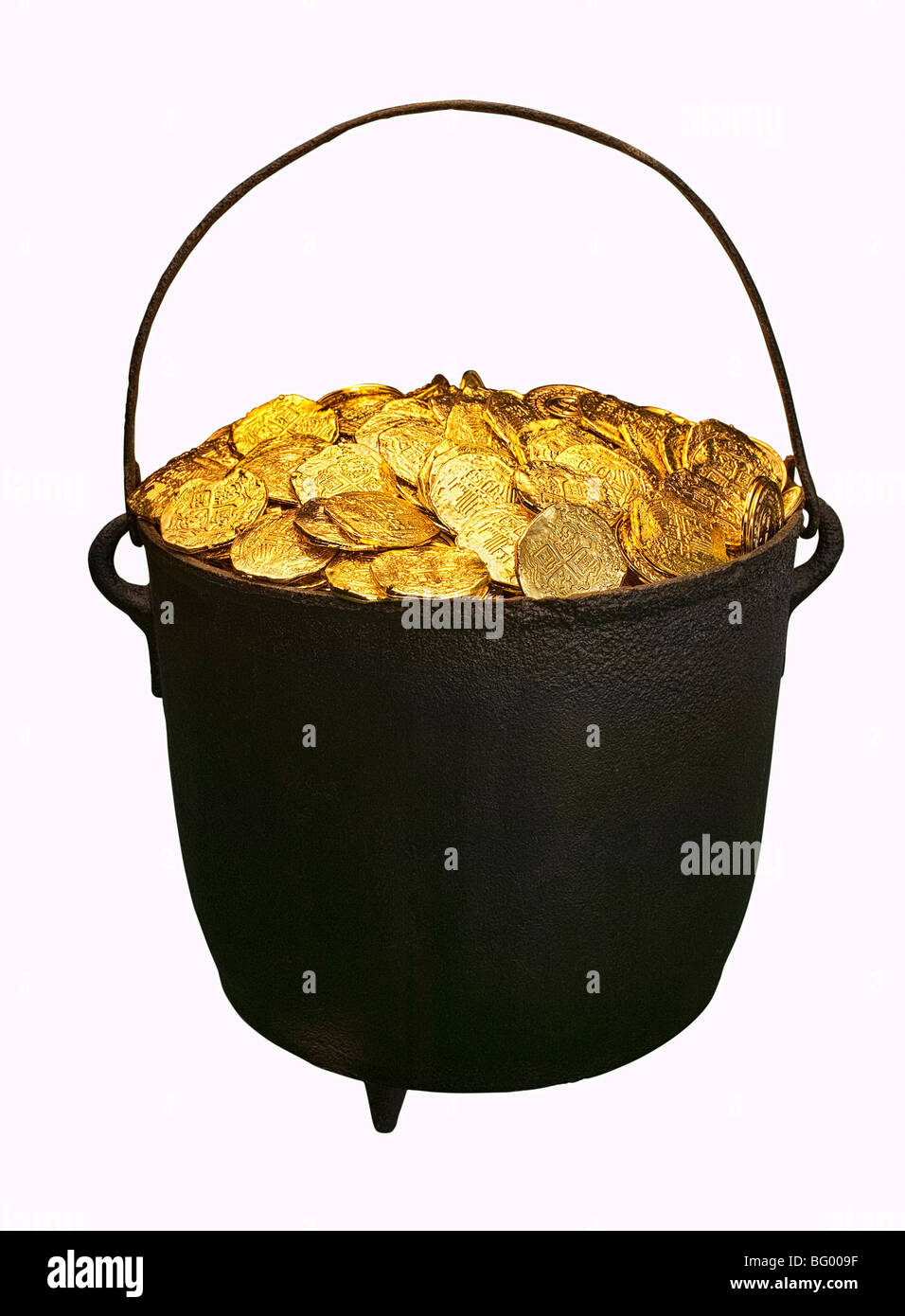 Una pentola piena di monete d'oro contro uno sfondo bianco Foto Stock