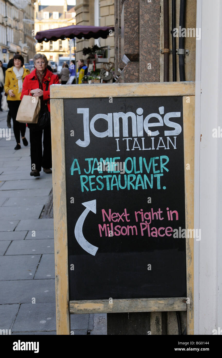 Blackboard pubblicità Jamie's Italian a Jamie Oliver ristorante a Bath Somerset Inghilterra Foto Stock