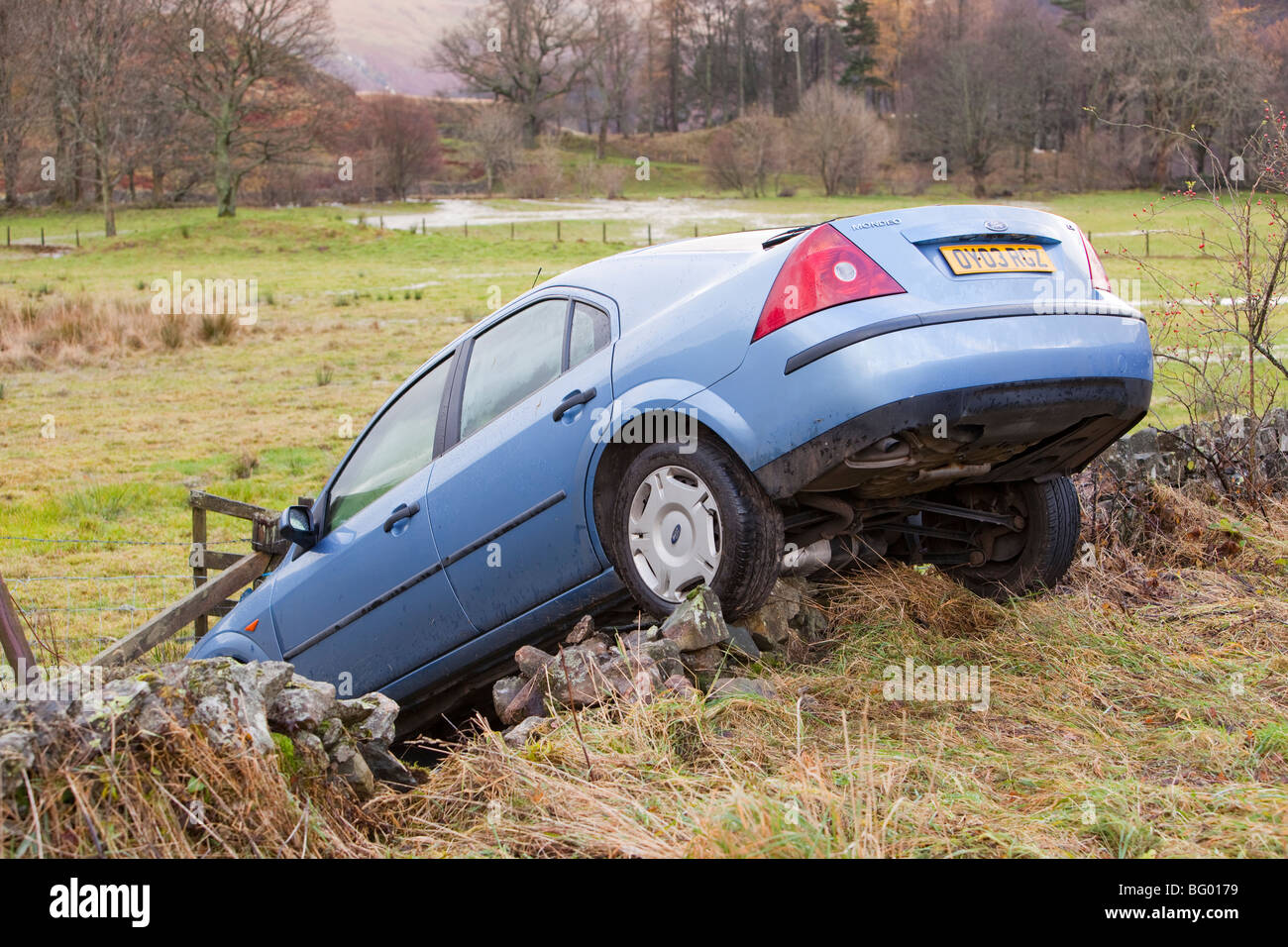 Una vettura che si è schiantato fuori strada in acque di esondazione Near Keswick, Cumbria, Regno Unito. Foto Stock