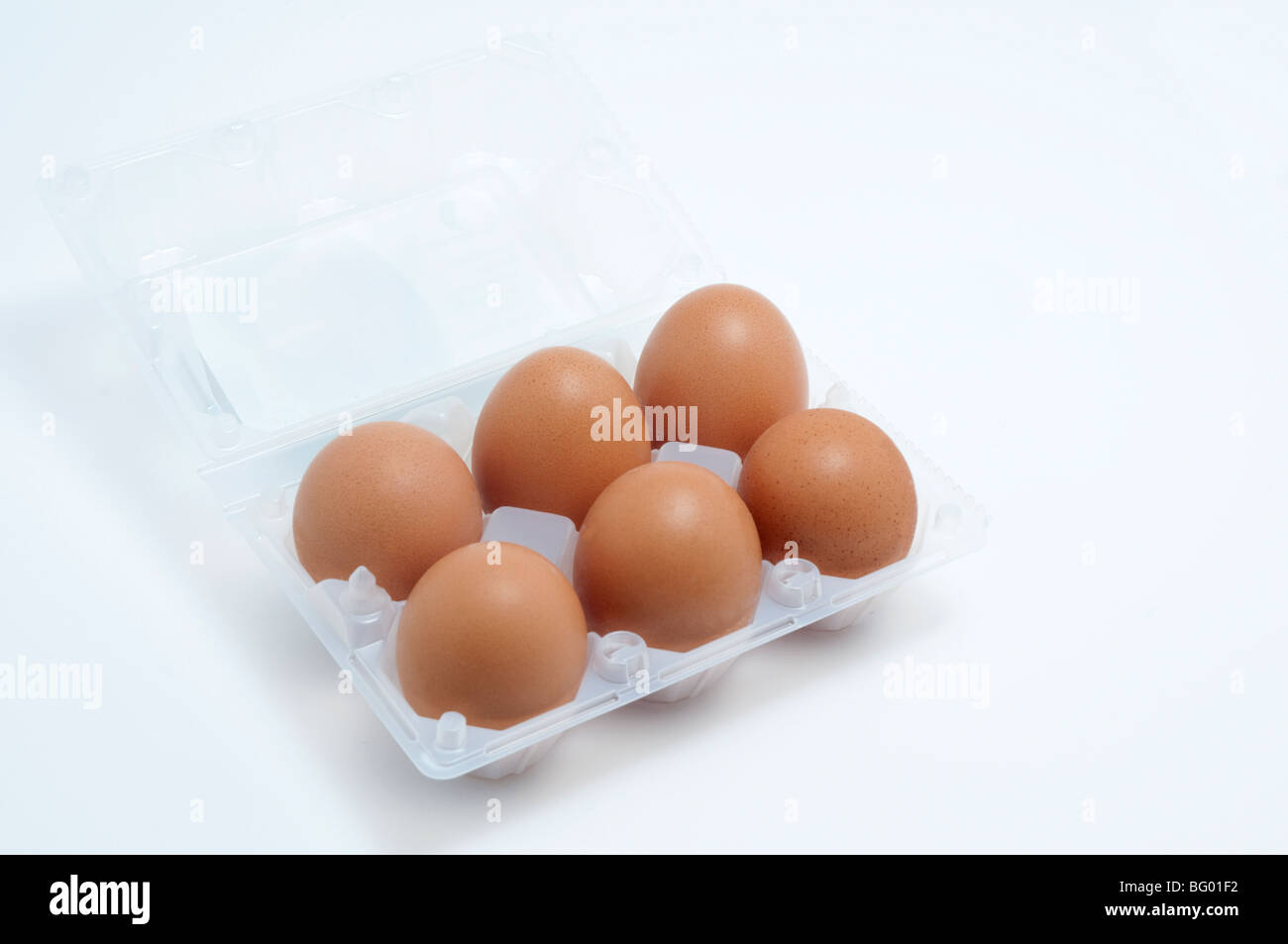 Le uova in un contenitore in plastica Foto Stock